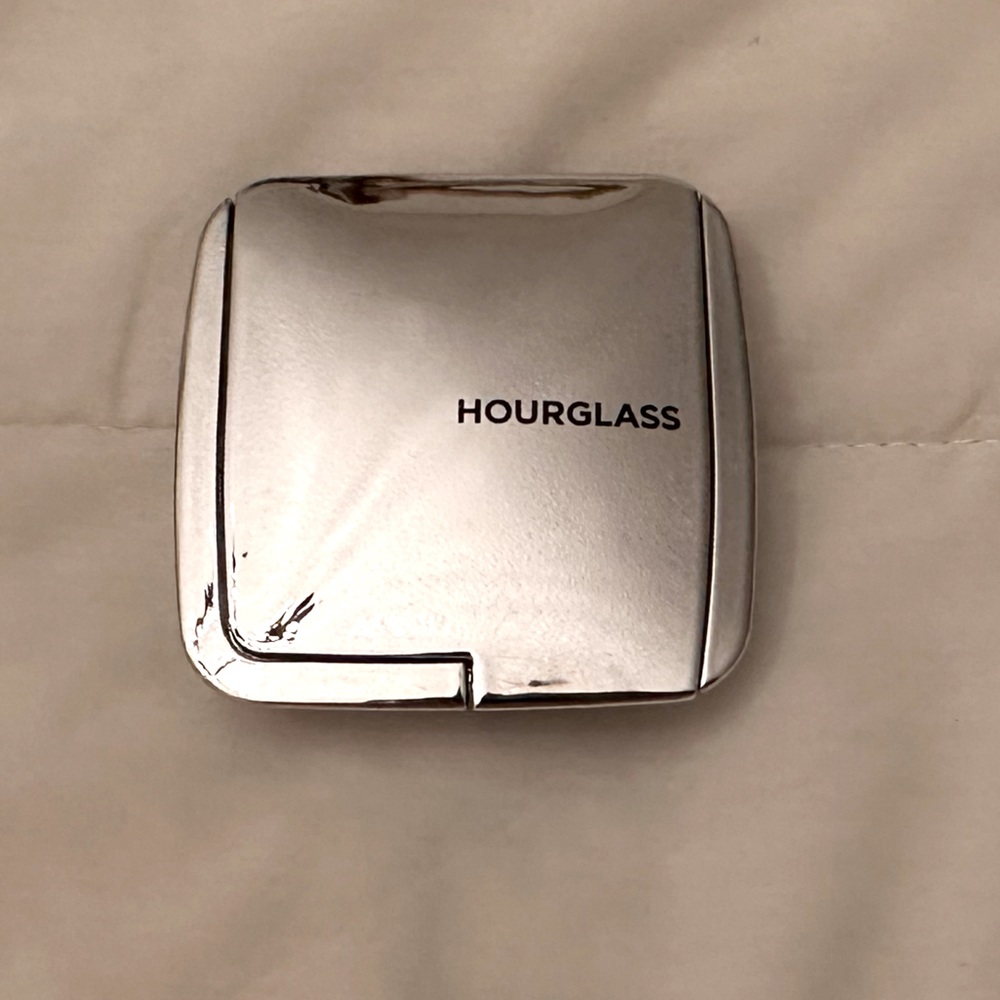 Hourglass brilliant strobe light highlighter